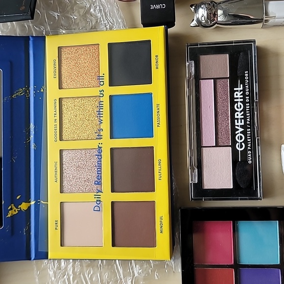 13 Piece New Makeup Bundle Eyeshadow Lipgloss Blush New - Picture 3 of 13